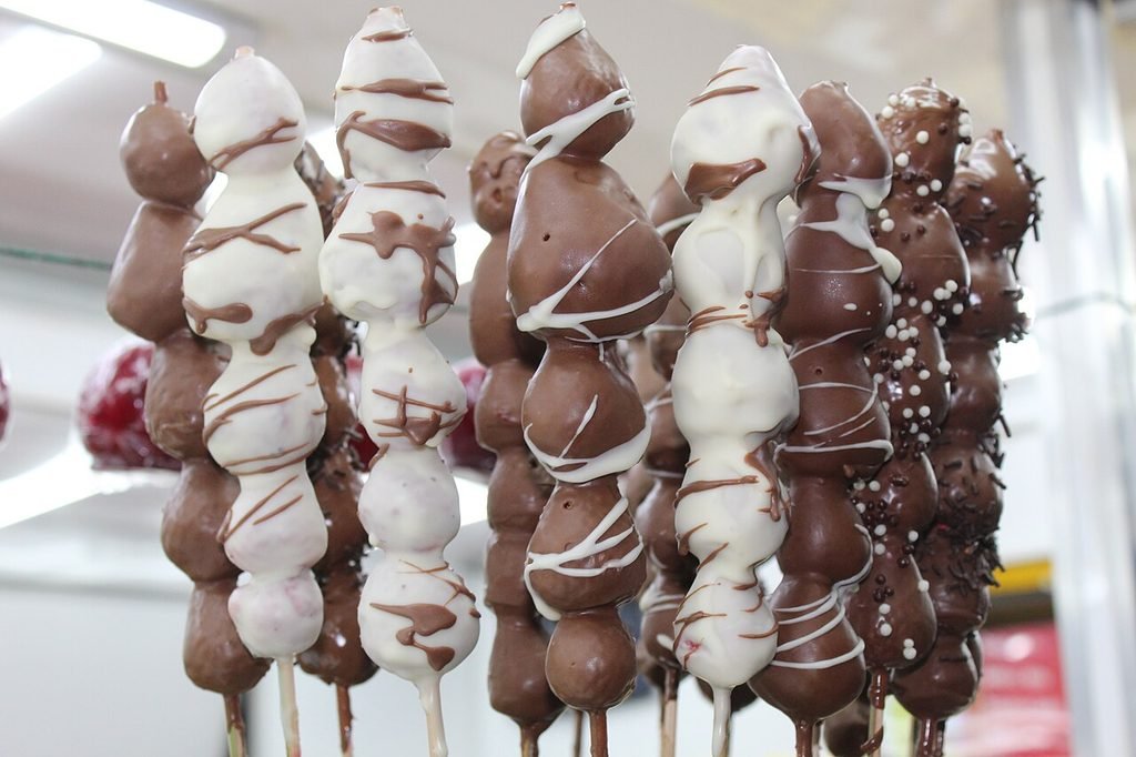 Morangos com chocolate representando a gastronomia de Gramado