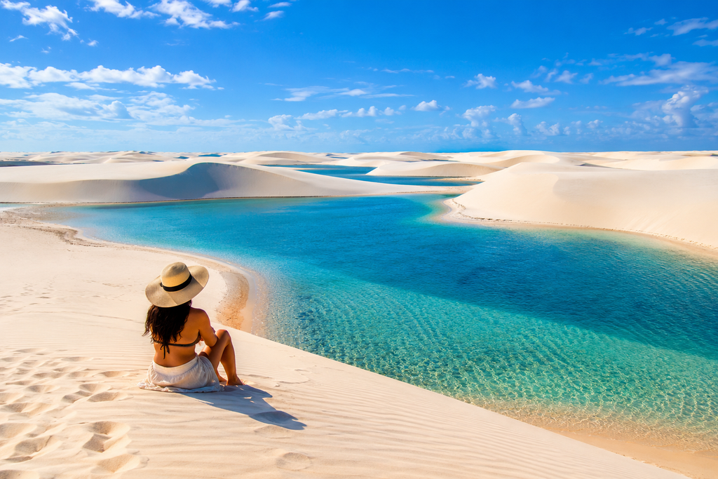 Dunas e lagoa de águas cristalinas nos Lençóis Maranhenses