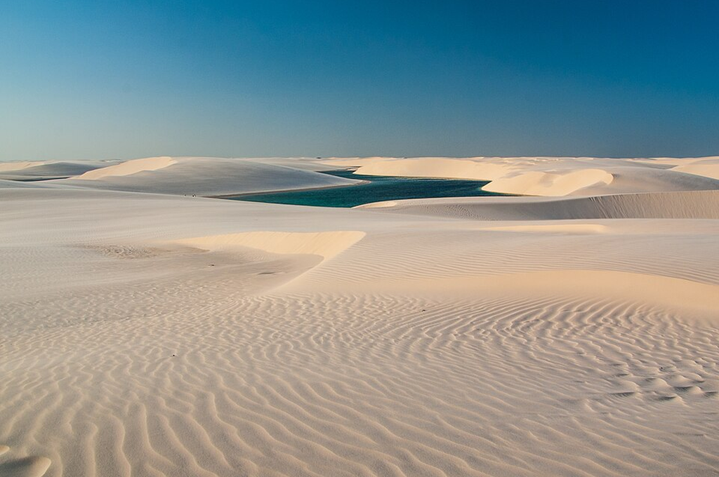 Dunas e lagoa nos Lençóis Maranhenses